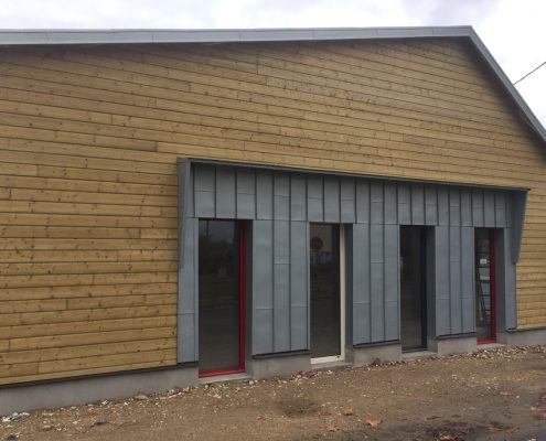 Façade avec bardage acier et menuiserie en aluminium : une réalisation de MTM, serrurerie-métallerie à Monts, Indre et Loire